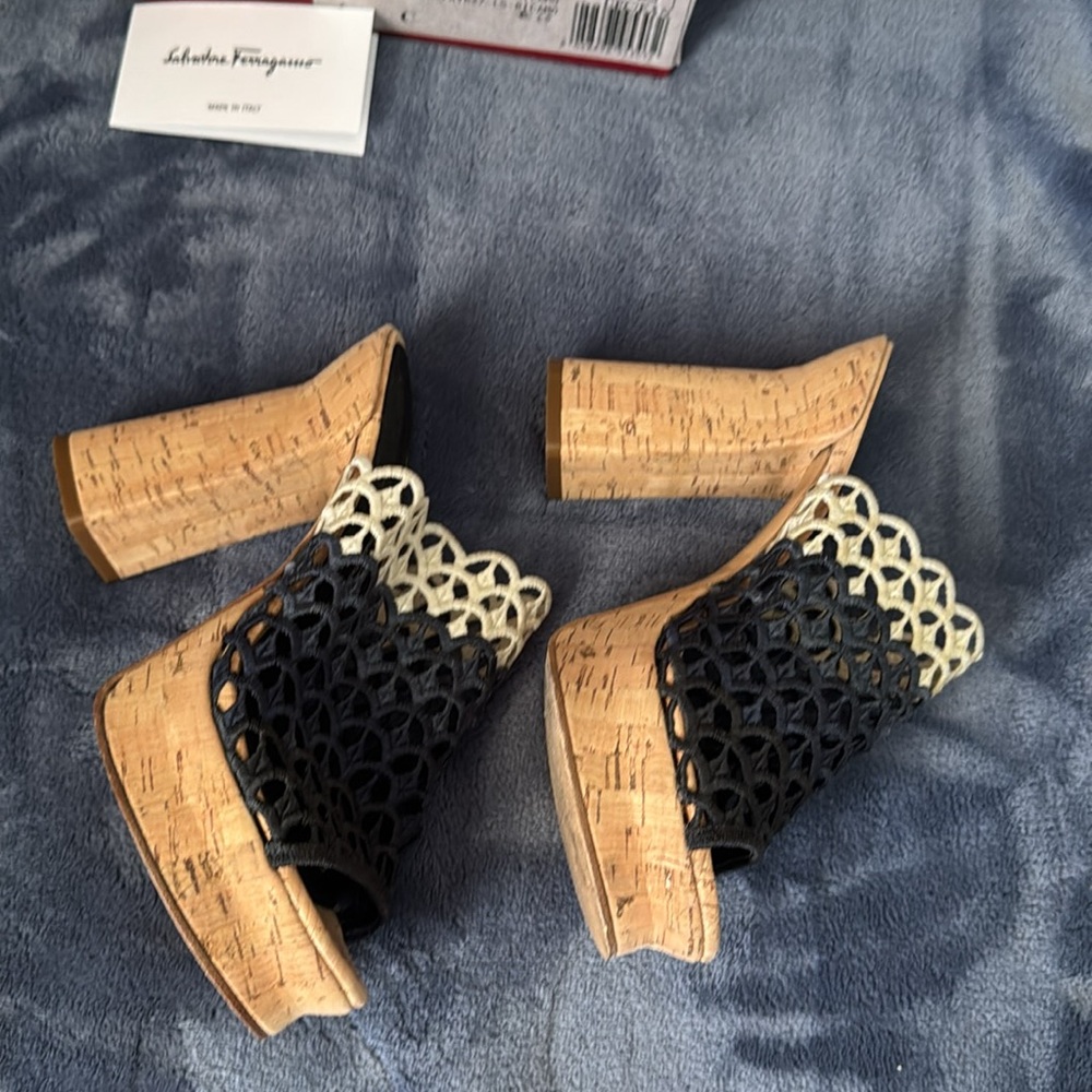 Salvatore Ferragamo Women's platform sandals 👡 size 6